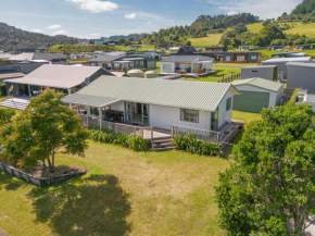 Sandy Feet Retreat - Cooks Beach Holiday Home, Cooks Beach